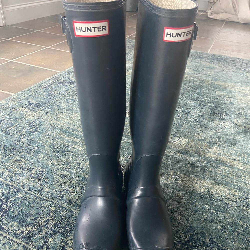 Size 8 navy Hunter rain boots